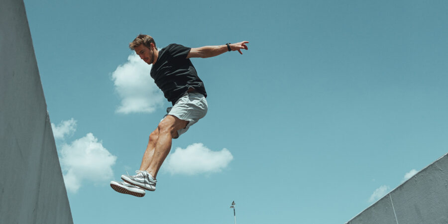 Profisportler vertrauen sehkraft: Freerunner Andreas Wöhle beim ausüben seines Sports